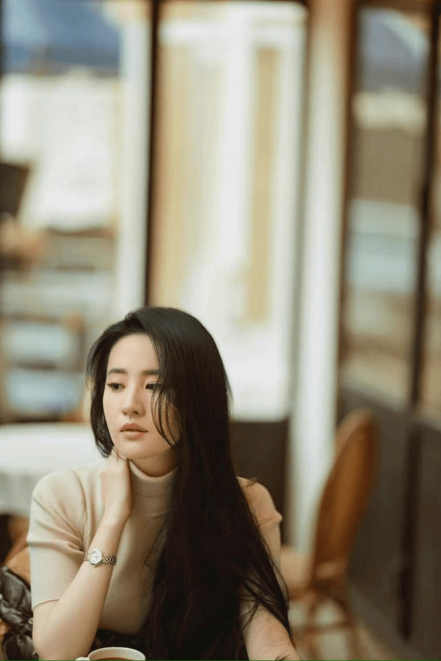 大地|刘亦菲真看得起自己，穿显胖衣服出门逛街买奢侈品，越来越接地气