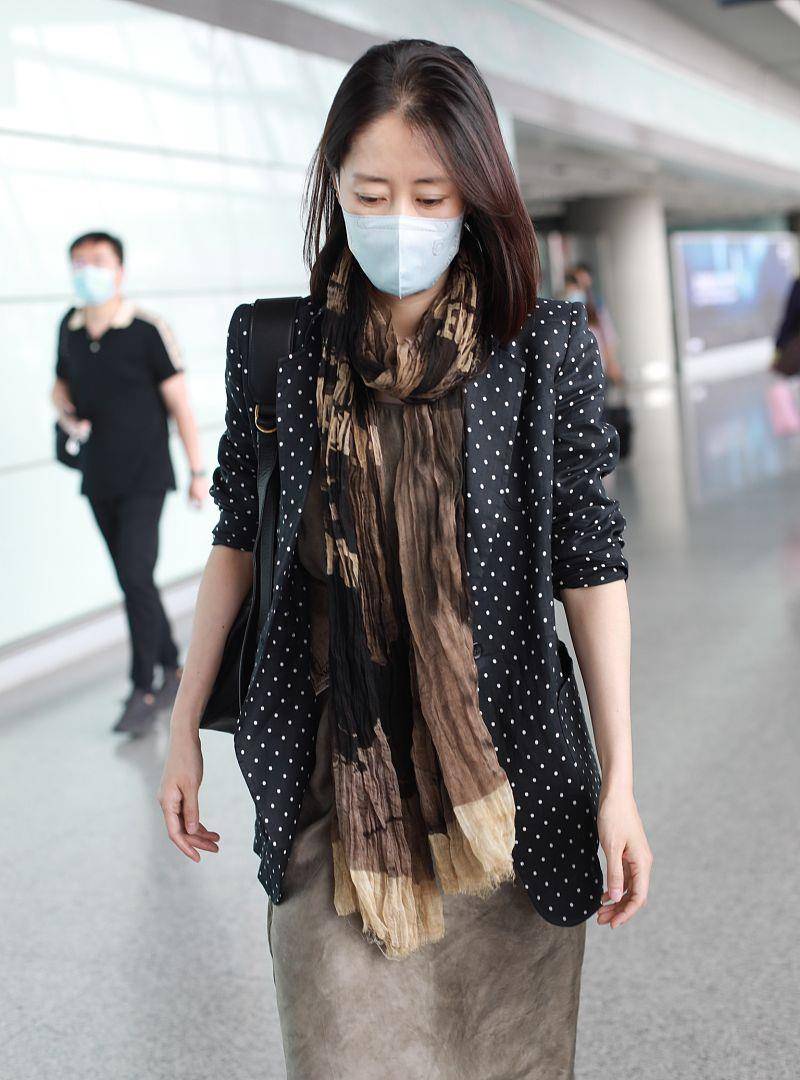 刘敏涛|女人40+开春别总“老一套”，学刘敏涛高级色叠穿法，减龄时髦