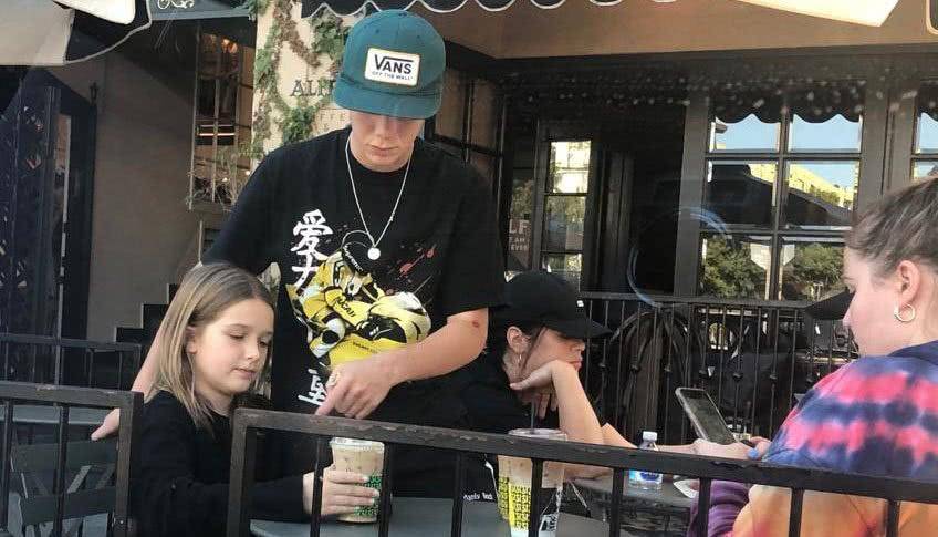 罗密欧|贝克汉姆三儿女出街,小七发福的双腿把短裤撑满,颜值却依旧能打