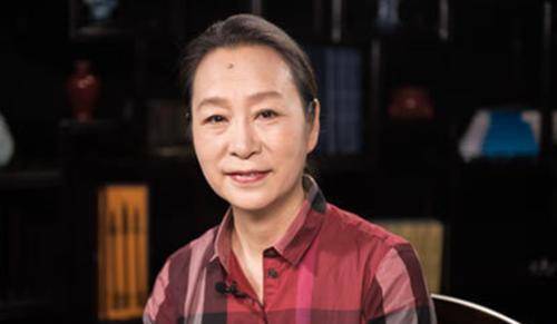 奚美娟|奚美娟老了柔和又时髦，把红色棉袄也穿得喜庆不俗，66岁气质惊艳