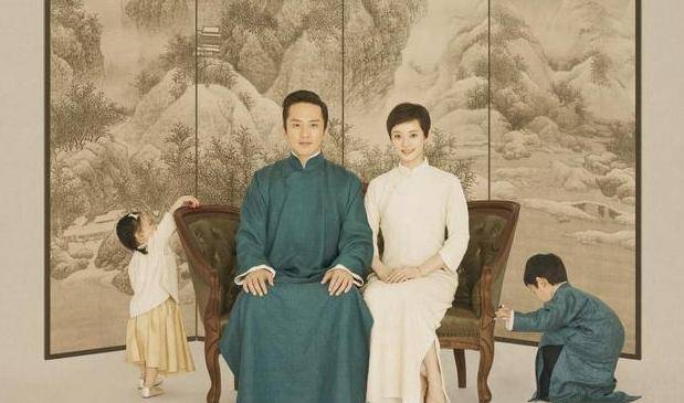 邓超|邓超夫妇携子女出镜，孙俪身着羊羔绒外套差强人意，网友：好显胖