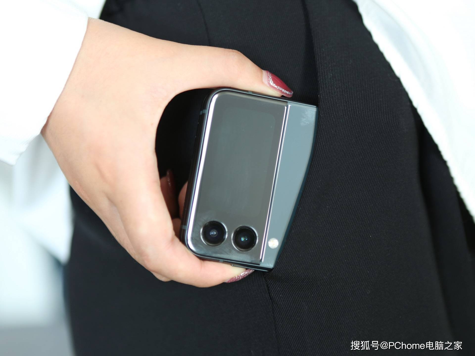 后置摄像头|三星Galaxy Z Flip3 5G体验 立式交互模式告别手持