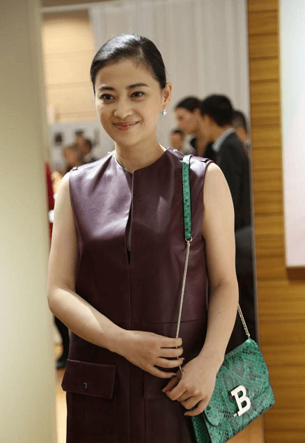 皮质|梅婷宝刀不老，难驾驭的直筒皮裙都能穿出贵妇感，中间开缝很个性