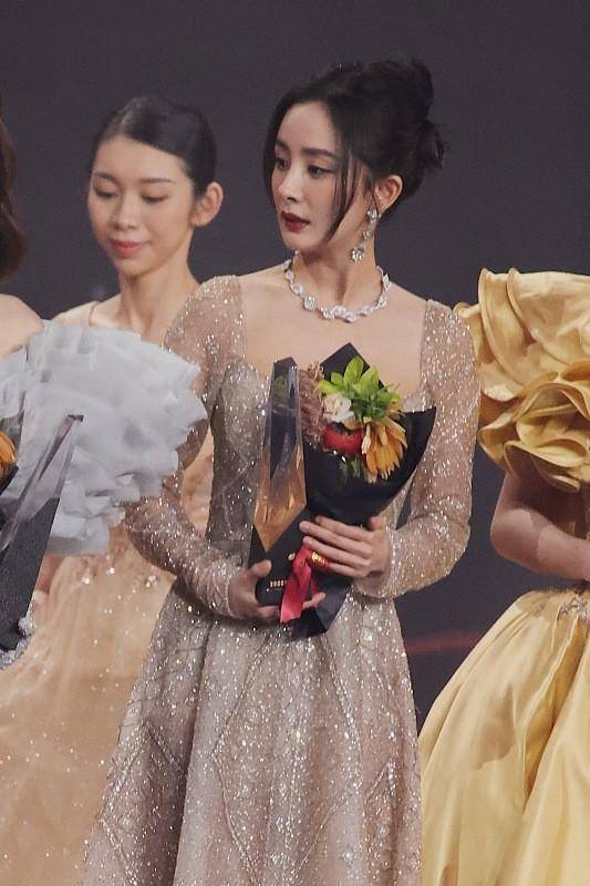 粉色|杨幂手拿“温柔纸”，看穿搭确实挺温柔，穿淡粉色礼服，温柔优雅