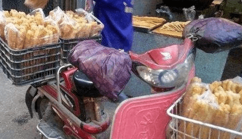 大姐|35岁大姐卖“随便吃”早餐，6元一份，食客：管饱