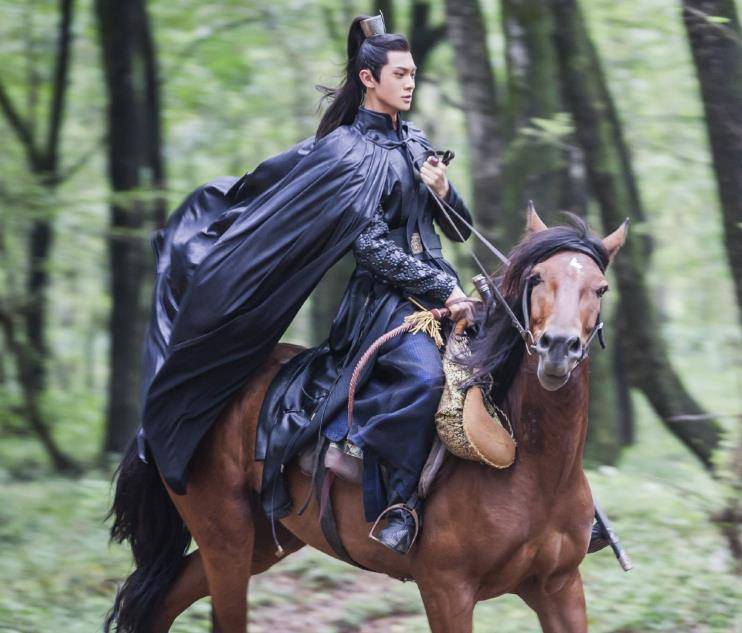 因为|梁森光头太吸睛，哪知“长发”模样火了，这颜值不当门面可惜了