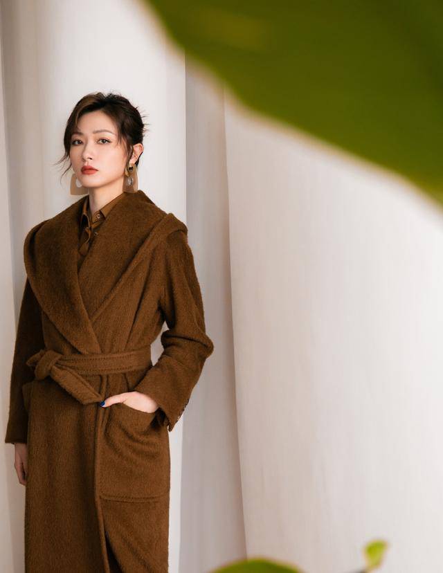 黑色|万茜是个“有品位”的人,一身黑色穿搭不显老,竟意外穿出高级感