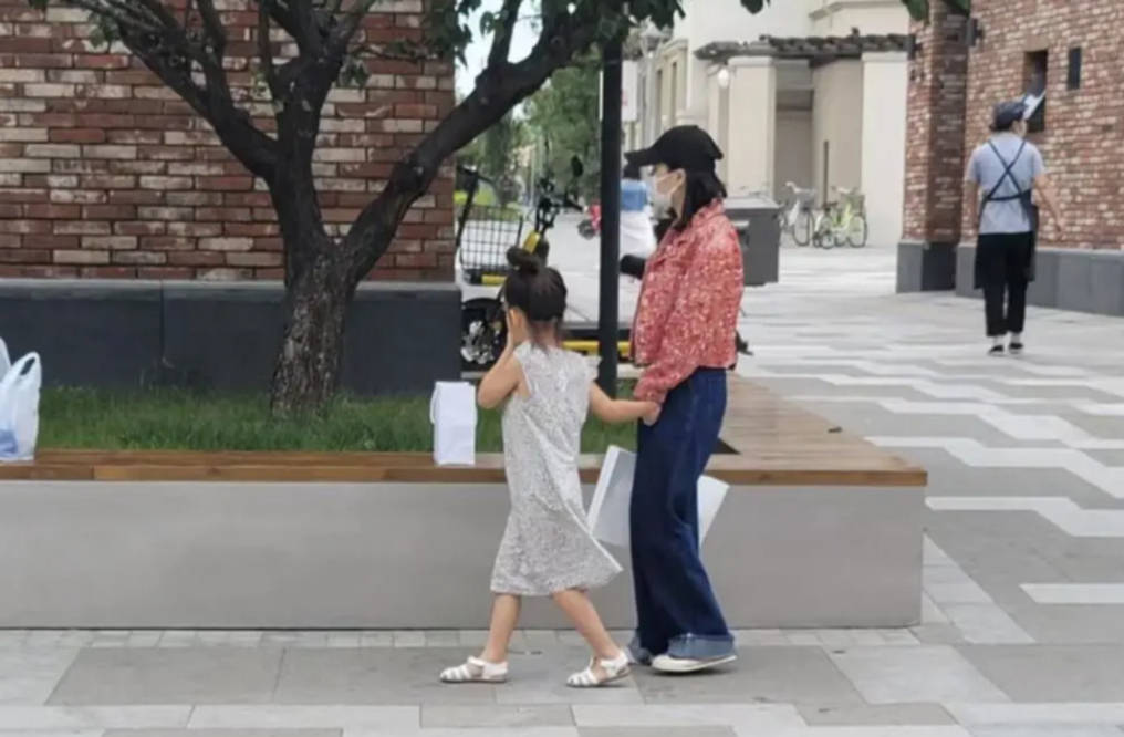 变化|杜江一家现身，嗯哼长高变化大，霍思燕再牵女孩现身二人模样神似