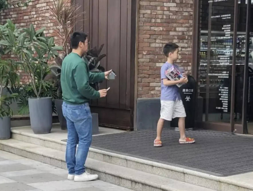 变化|杜江一家现身，嗯哼长高变化大，霍思燕再牵女孩现身二人模样神似