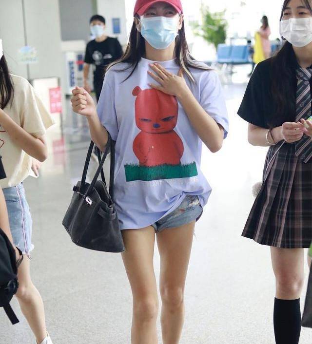 颜色|张雨绮的时尚好简单，简单T恤穿出少女感，精致时髦挺耐看