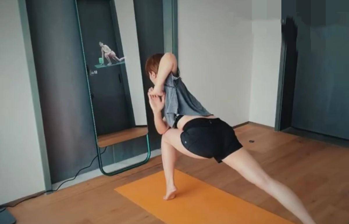 气质|黄磊老婆孙莉晒健身视频，穿露脐装高挑纤细，素颜出镜气质没得说