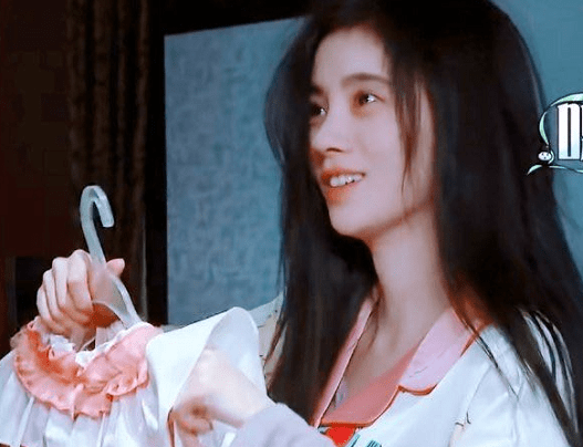 戚薇|镜头前刚醒的女星，杨颖脸黑，戚薇出油，见到鞠婧祎：偷着化妆了