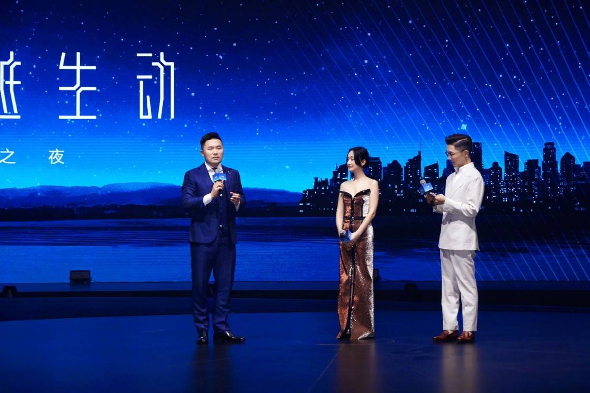 状态|周迅哪像是阿姨辈？穿抹胸裙状态似少女，就是平板身材有些吃亏
