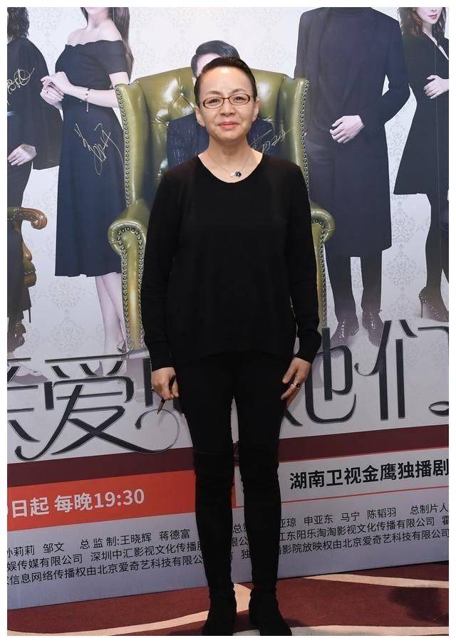 显得|宋丹丹带孙子被拍，穿运动服搭紧身裤，腿比年轻人还细长！