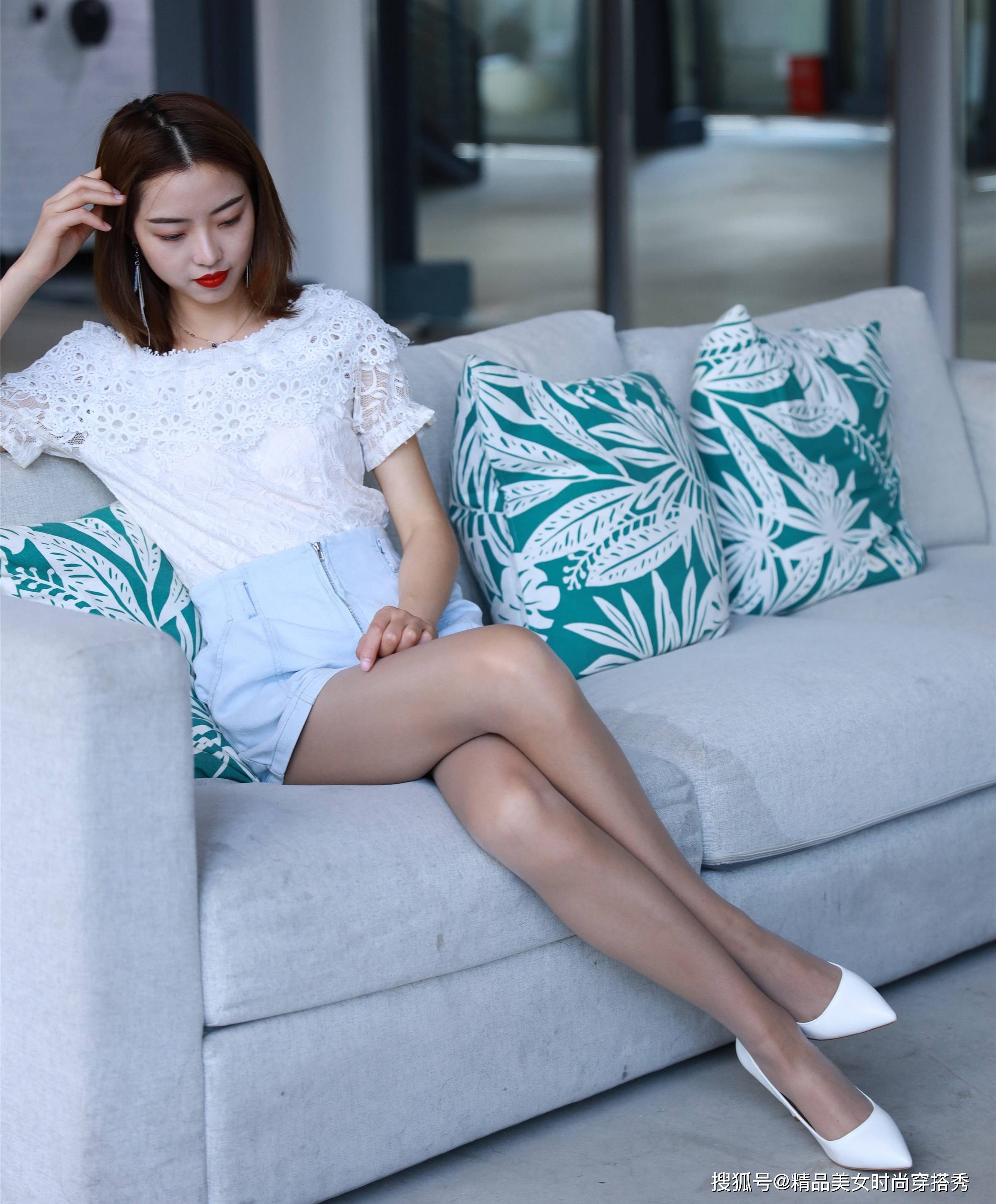 出镜率|白色的一字肩上衣，下搭浅蓝色牛仔短裤，优雅又知性，女人味十足