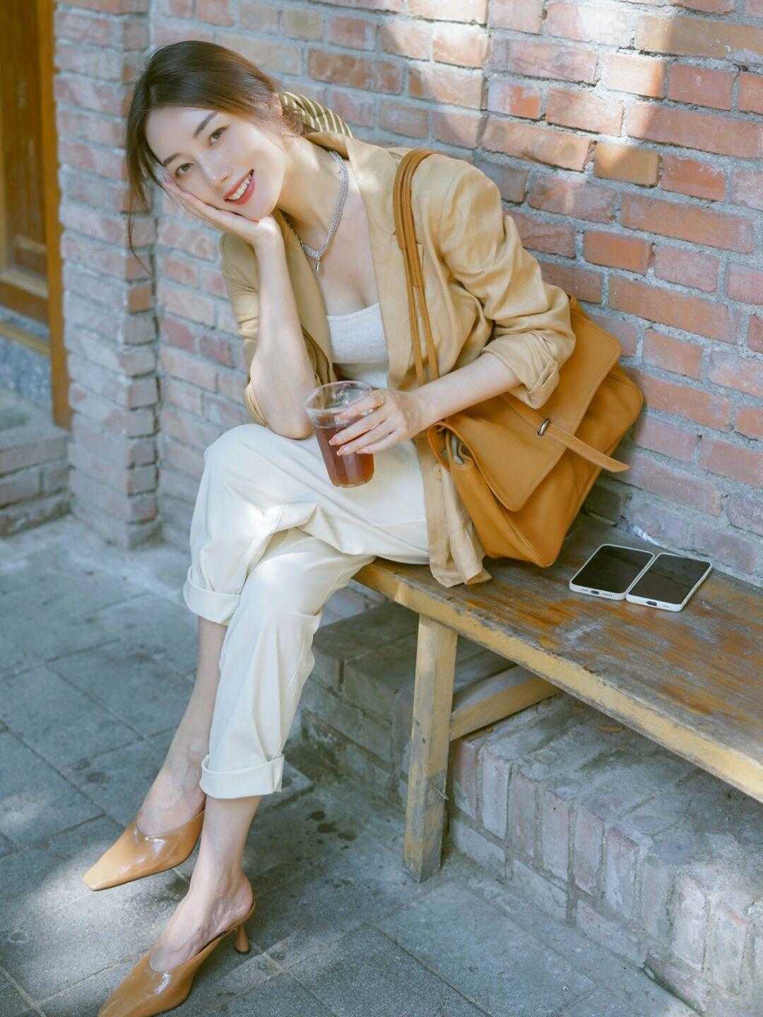 感觉|秋天，还是“白裤子”日常又百搭，搭配衬衫利落知性，美得高级