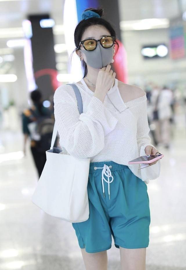 显得|陈小纭真担得起“腿精”的名字，瑜伽裤秀美腿，配卫衣好甜美