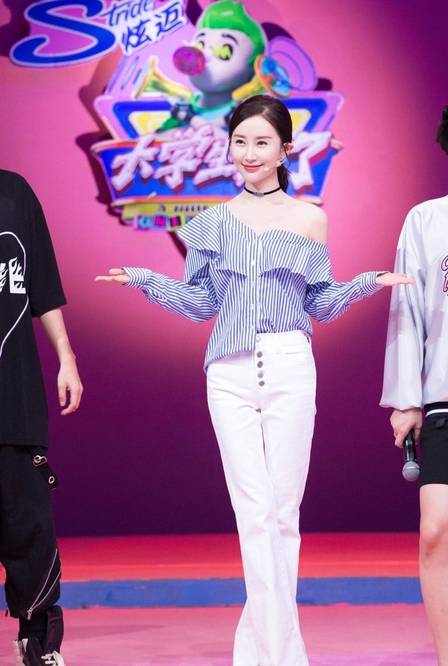 喇叭裤|舒畅疯狂了!这样窄的小白裤也能塞进去,网友:可惜腿缝太宽了