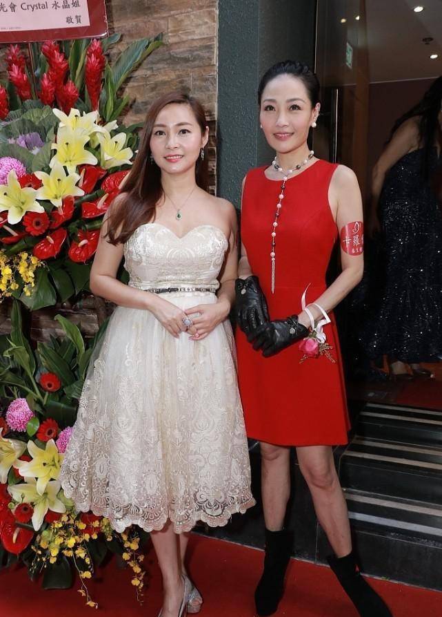 凹凸|56岁杨玉梅风韵犹存,穿紧身花裙身材凹凸有致,复古波浪发好妩媚