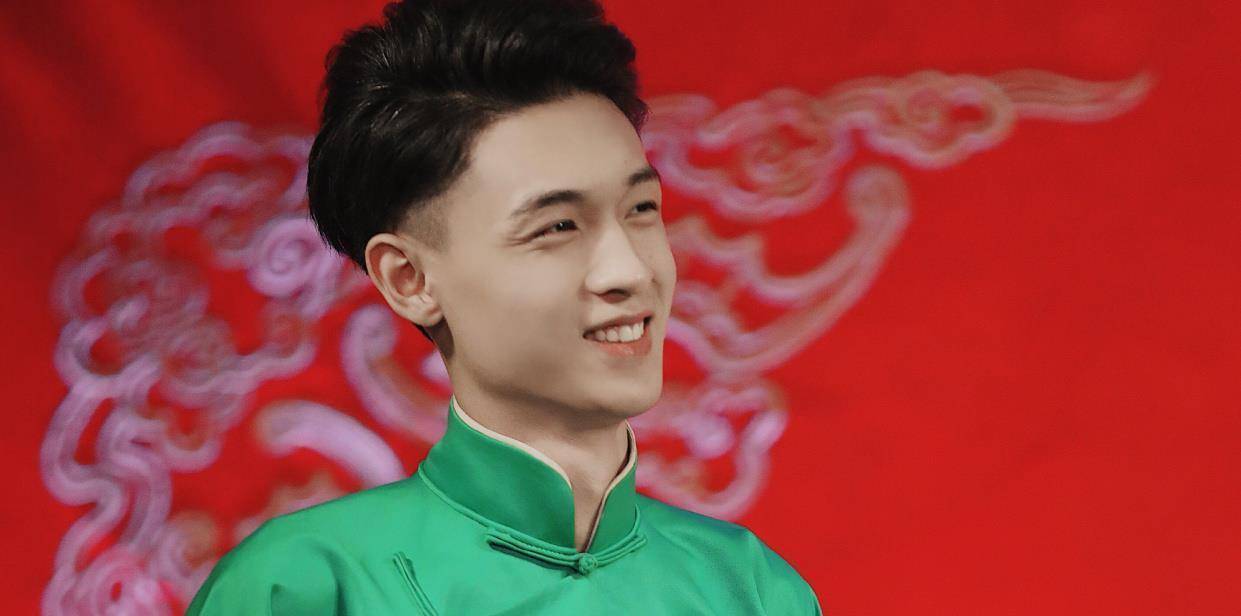 叙事性|初生牛犊不怕虎，德云社团综秦霄贤再次忘词，郭德纲却夸他有进步