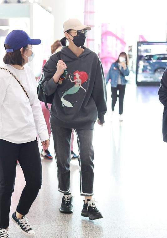 卫衣|胡杏儿三胎后首次走机场，拎大牌包穿得像运动员，瘦得下颌骨突兀