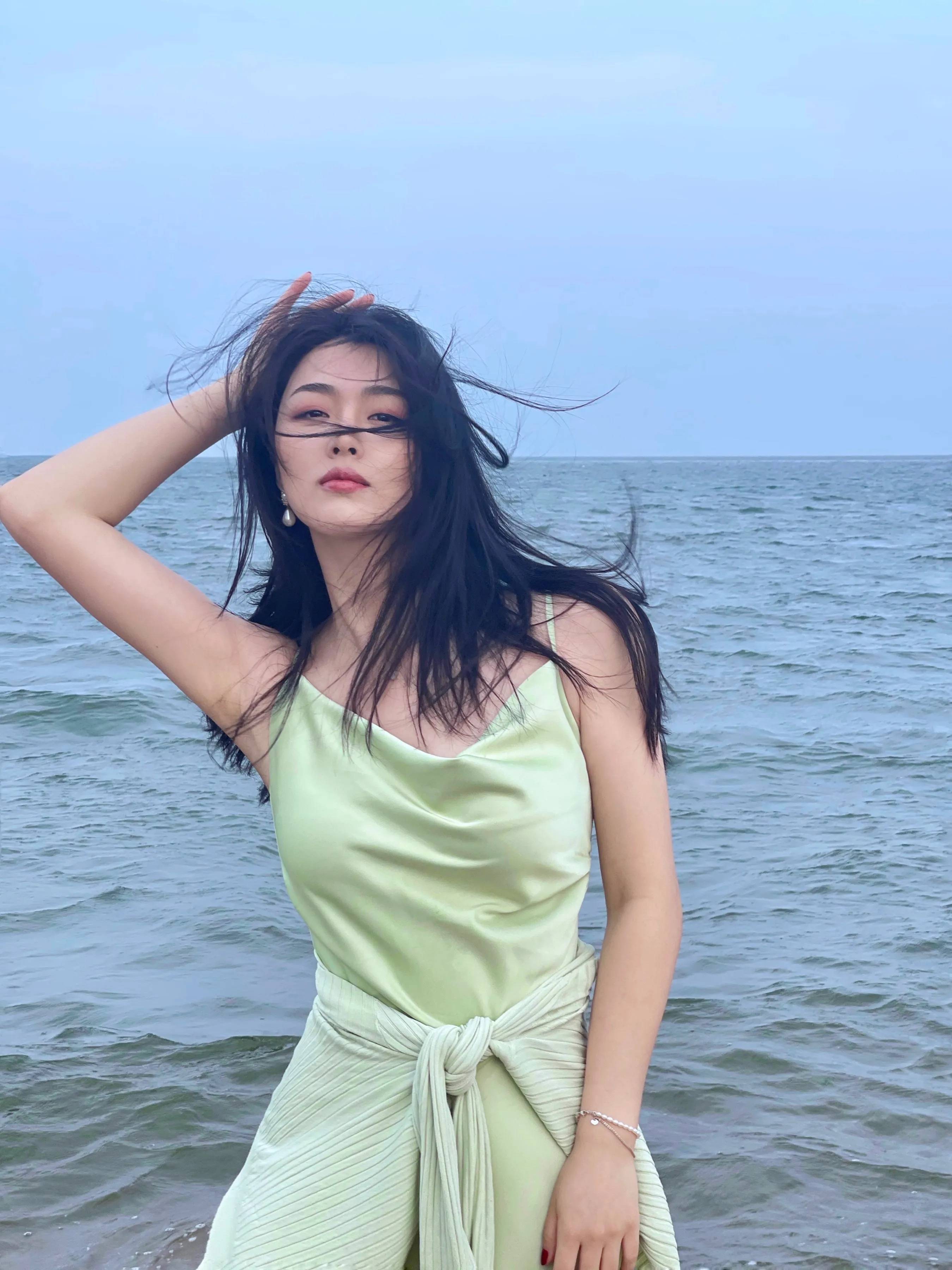 世界小姐冠军余薇薇气质真好,穿抹茶裙美到犯规,超模身材令人慕