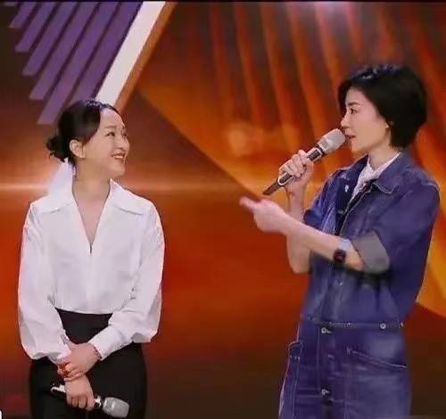 设计|52岁王菲终于再出山！参加中秋电影音乐会，穿白衬衣造型好高级