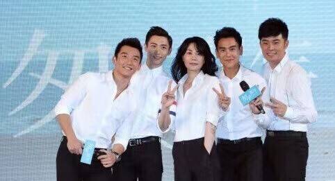 设计|52岁王菲终于再出山！参加中秋电影音乐会，穿白衬衣造型好高级