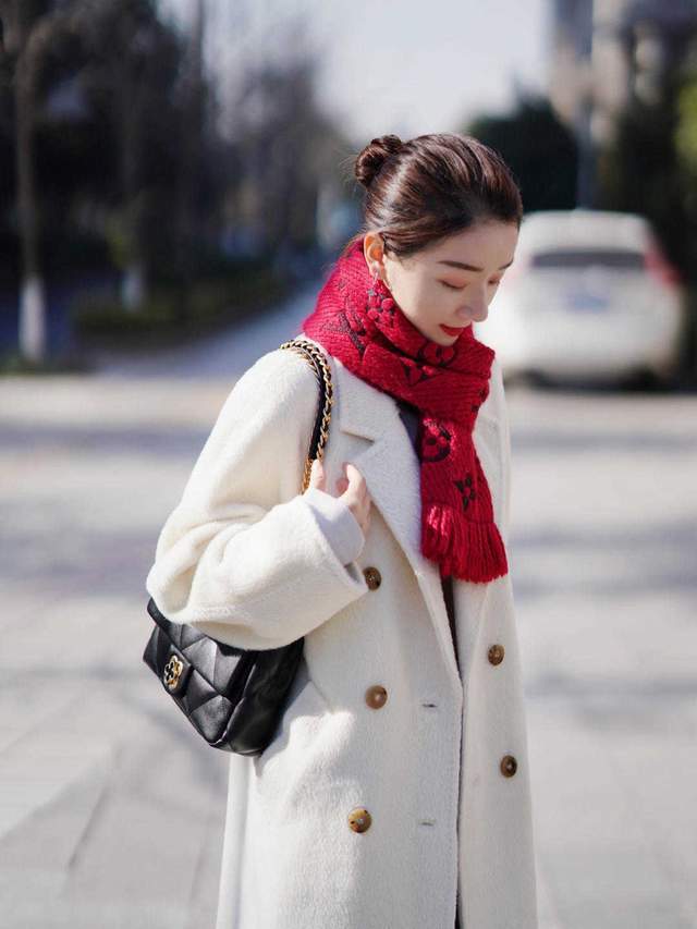 黑色|今年秋天，大衣怎么选才好看？黑白灰不挑人，大地色显高级