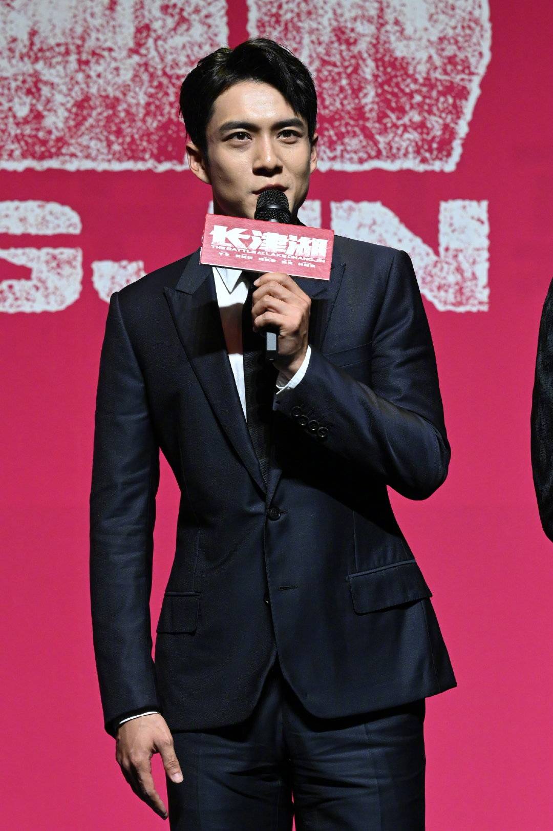 北影|吴京朱亚文韩东君穿帅气西装,现身长津湖首映,网友:全是硬汉