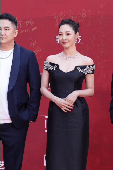 黑色|四位女星变身“黑天鹅”走红毯，巩俐气场难挡，白百合款式寓意深