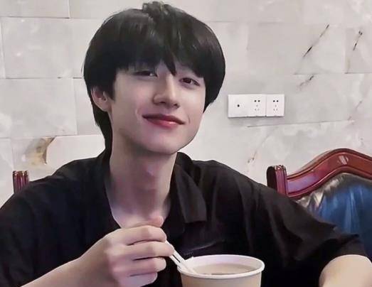 时代|苏新皓将朱志鑫没吃完的饭吃了，过程令工作人员和妈妈佩服