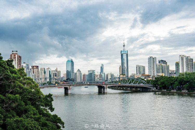 广州第一条跨越珠江的桥梁，曾在最早的中轴线上，入选过羊城八景
