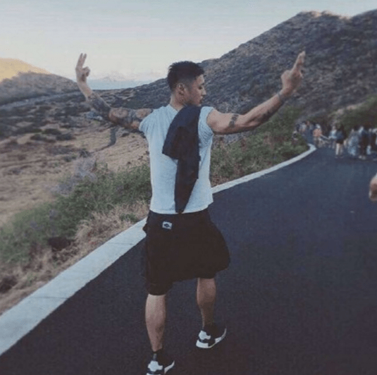 余文乐|余文乐太会穿了,一件白T直接man爆,男人都应该学学他的穿搭