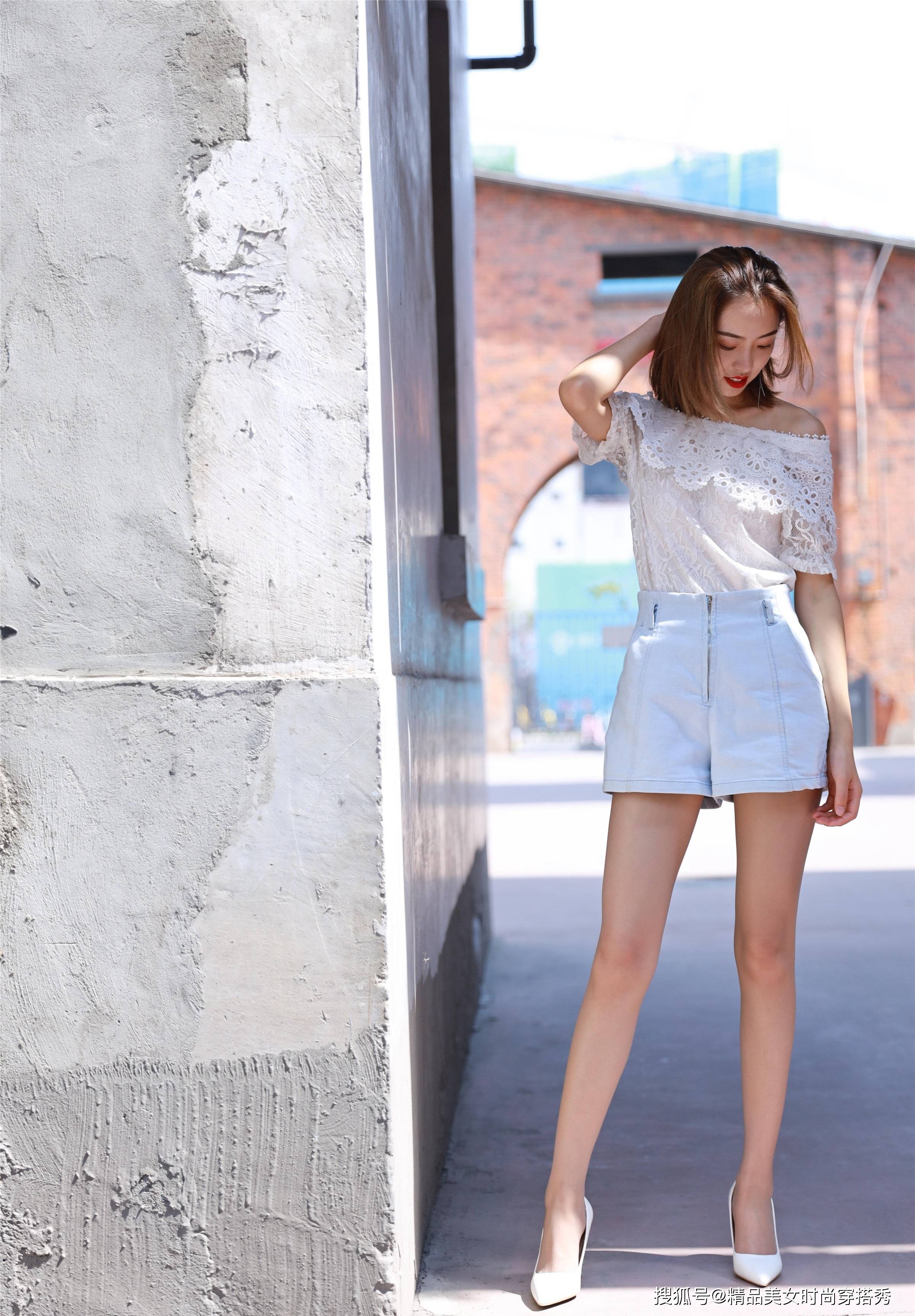 出镜率|白色的一字肩上衣，下搭浅蓝色牛仔短裤，优雅又知性，女人味十足