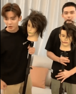 评价|吴磊直播秀发艺,模特头发被剪秃,外形被侯明昊评价为“狗啃”