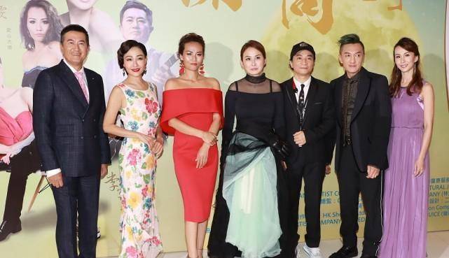 凹凸|56岁杨玉梅风韵犹存，穿紧身花裙身材凹凸有致，复古波浪发好妩媚