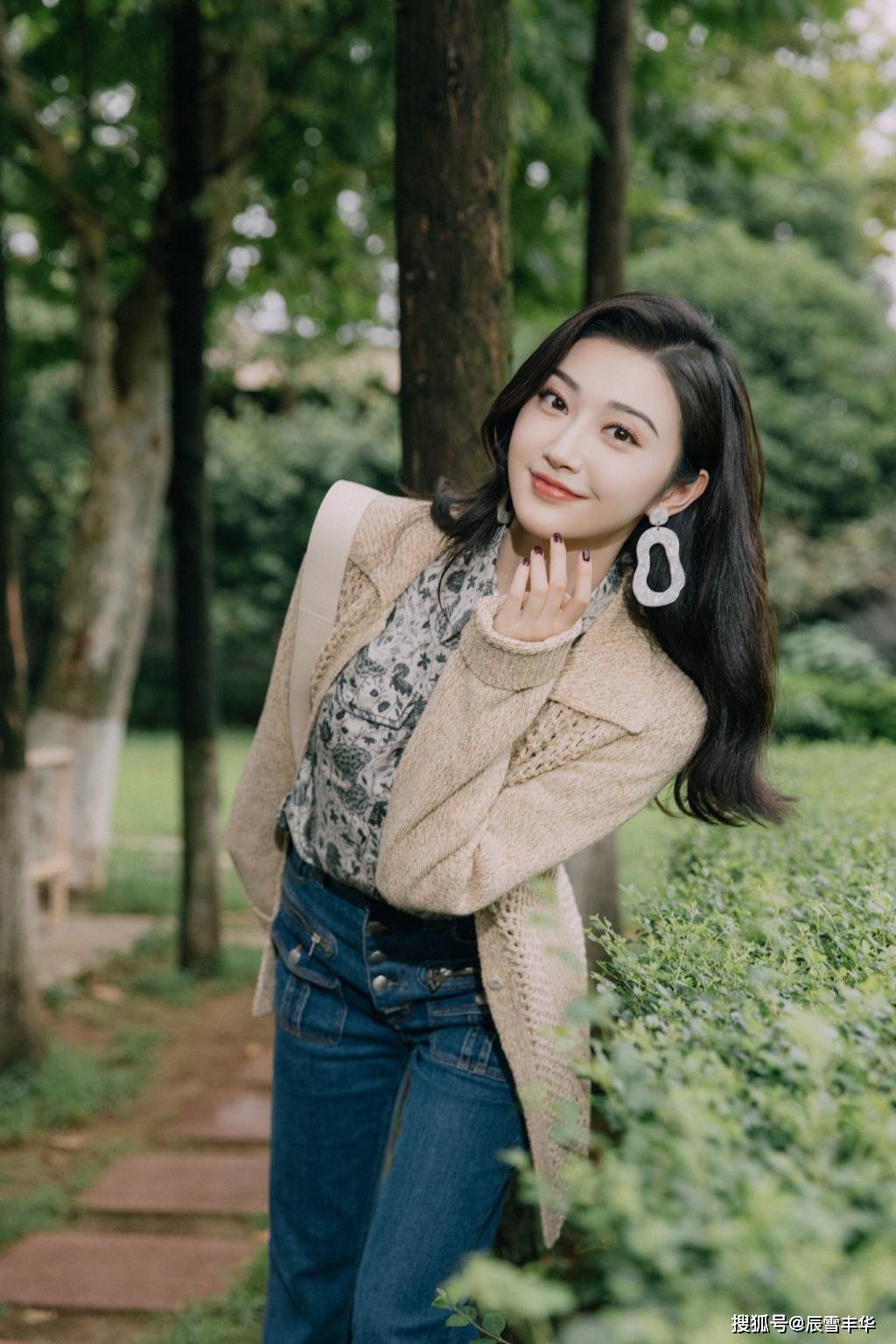 身材|景甜“针织衫”造型真时髦，配花衬衫和牛仔裤，休闲随性却很大气