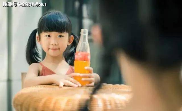 家长|你家宝贝正悄悄被“催熟”，又一批零食被列入黑名单，父母要警惕