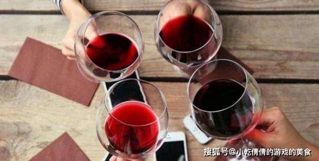 美食|喝红酒前为什么要摇杯子?小细节大用处,很多人都摇错了闹笑话