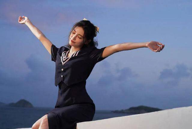 宁静|拍不出好看初秋夜景美照?巧用灯光和背景,暗夜也能拍出时尚大片!