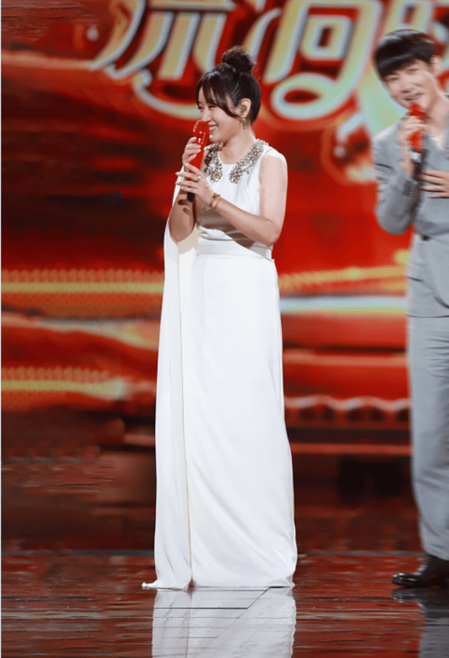 塑造出|虽然杨钰莹长相挺甜美，但还是没逃过中年发福，穿白裙有点显胖