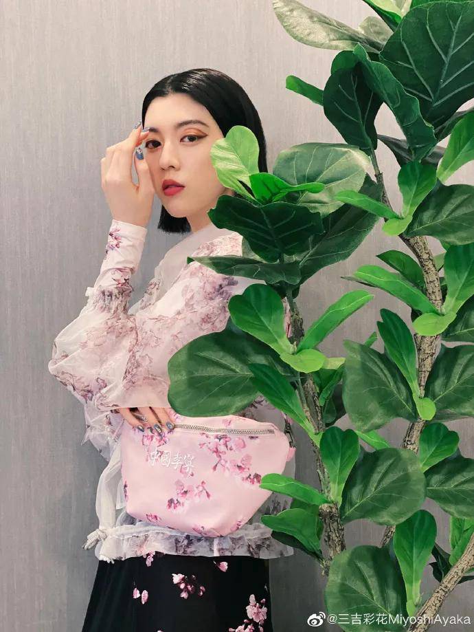 当红|日本女星三吉彩花发布微博美图！雪肤玉貌太性感妩媚