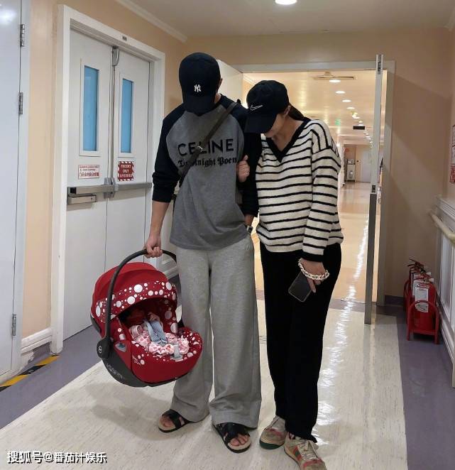 事业|麦迪娜产后11天肚子凸，二胎女儿正脸公开，儿子委屈失落不看妹妹