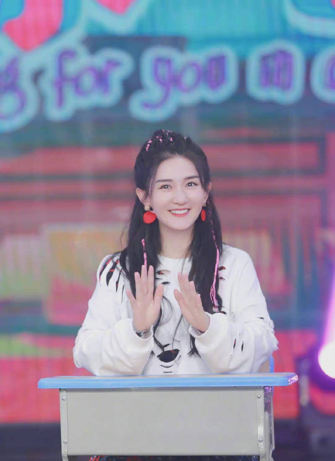 短裙|40岁谢娜产后回归，首秀造型曝光！