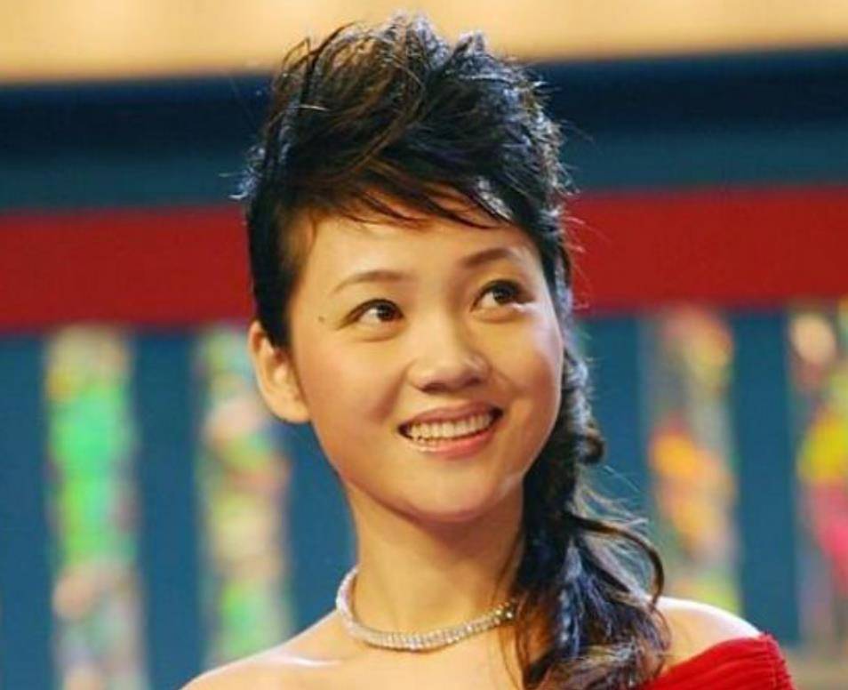 因为|安徽卫视一姐周群：大火时与郭德纲传绯闻，如今自曝月薪3000