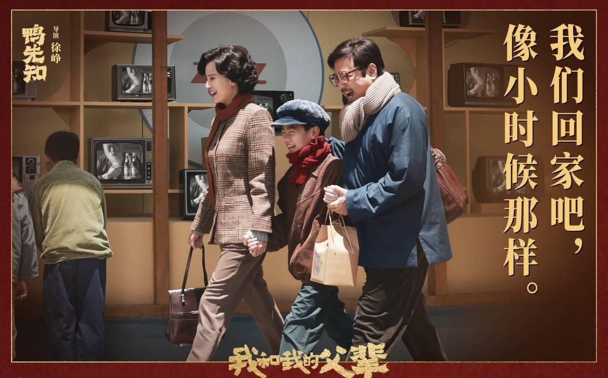 应景|吴京怀抱1娃好有爱，新片中秋剧照好应景，和吴磊一起躲雨太温馨