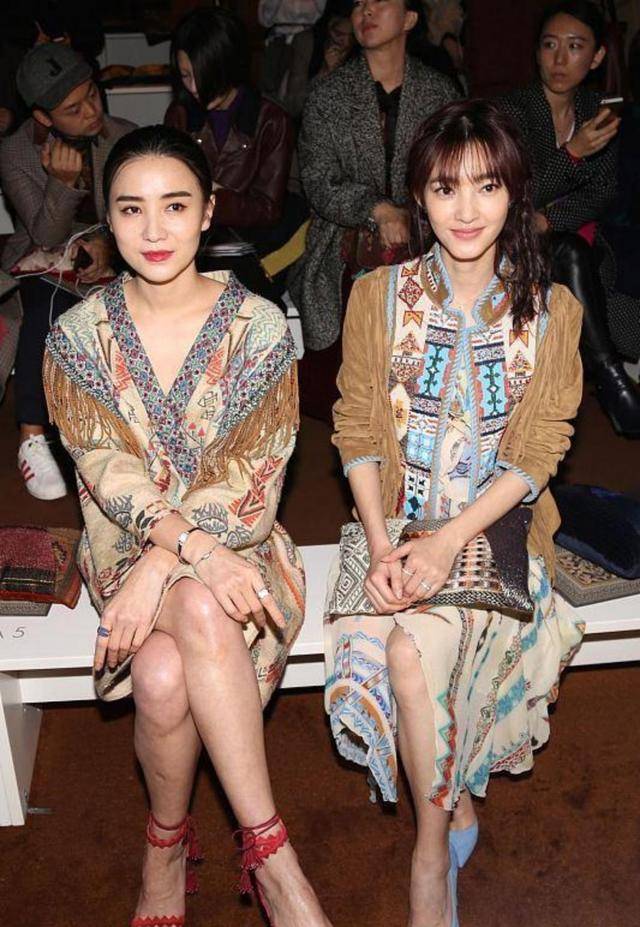 宋佳|宋佳王丽坤真是气质型美女，两人同框虽然穿得花哨，依然高级耐看