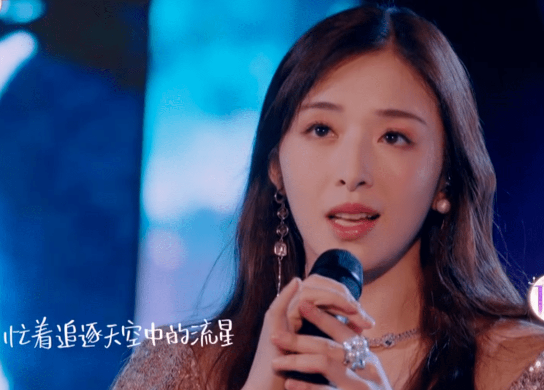 阿云嘎|卫视中秋晚会明星造型：张碧晨人鱼裙仙气足，戚薇蓬蓬袖夸张