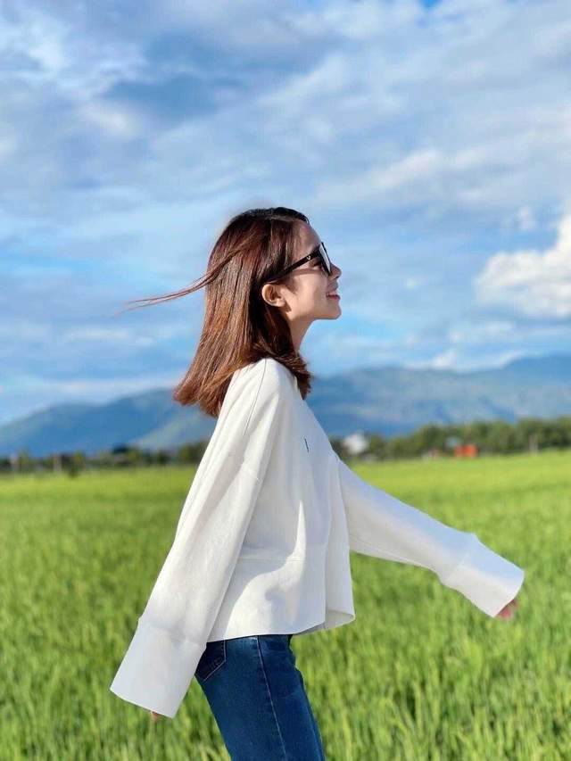 黑色|秋季怎么穿舒适又洋气？白色卫衣搭配牛仔裤简约大气，减龄时髦
